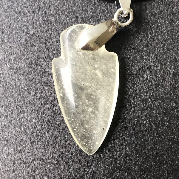 Libyan Desert Glass cabochon necklace- LDG - Top GEM quality - completely translucent with inclusions arrow shape - mirror polished - 3.8 g