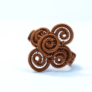 Bague en fil de cuivre faite à la main - bague de bijoux absolument détaillée - unique - fabriqué à la main à Jakarta en Indonésie - taille d’anneau de fleur tourbillonnante 7.5