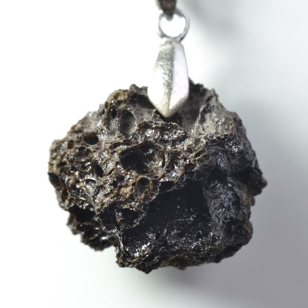 Volcanic Lava Rock Magma necklace - from active Mount Bromo Volcano - East Java - Indonesia - natural - no treatment - rare pendant - 4.3 g