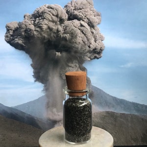 Sabbia vulcanica NERA - da vulcano attivo Mount Bromo - East Java - Indonesia - naturale - nessun trattamento - esemplare raro - peso netto 11 g