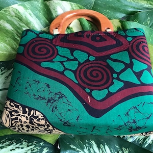 Indonesische batiktas: handgemaakte katoenen handtas met houten handvatten