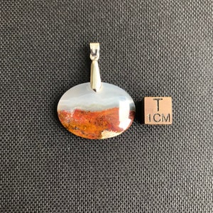 以下が含まれることがあります： 銀製の留め具が付いた白、茶、赤の瑪瑙のペンダント。ペンダントの直径は約1cmです。