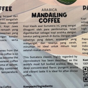 Puede incluir: Primer plano del empaque de caf&eacute; con el texto "ARABICA MANDAILING COFFEE". La etiqueta describe el sabor con cuerpo y el aroma picante del caf&eacute;. El empaque tambi&eacute;n incluye texto en indonesio.