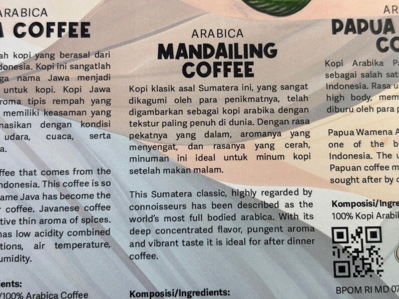Puede incluir: Primer plano del empaque de caf&eacute; con el texto "ARABICA MANDAILING COFFEE". La etiqueta describe el sabor con cuerpo y el aroma picante del caf&eacute;. El empaque tambi&eacute;n incluye texto en indonesio.