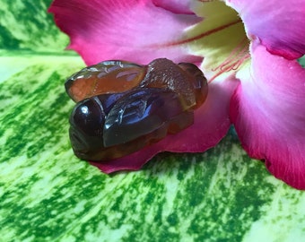 BIENE - geschnitzt aus blauem naturbelassenem BERNSTEIN aus Indonesien - Sumatra - handgefertigt - absolut einzigartig - poliert - orange-bronzefarben - 4,6 g