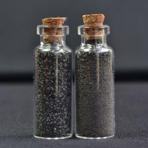 2 campioni di sabbia nera vulcanica - dal vulcano attivo Monte Bromo - Giava orientale - Indonesia - naturale - nessun trattamento - campione raro - peso 18 g