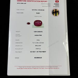 Op de afbeelding: Edelsteen identificatierapport voor een 0,99 karaat ovale robijn, met afmetingen 7,21 x 5,48 x 2,25 mm. Het rapport vermeldt dat de robijn rood-roze van kleur is, een briljantslijpsel heeft en van oorsprong uit Mozambique komt. Het rapportnummer is AA6885K, code 334525, en de datum is 07/23/2018.