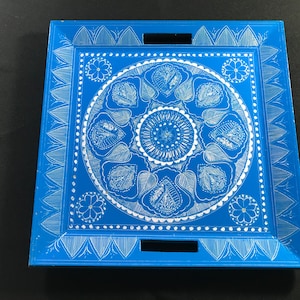 LACQUER ART wooden serving tray or wall decoration - hand made in Pakistan – unique and stylish – carved - natural wood – 400 g - 25.5 cm