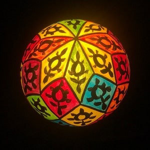 Lampada da tavolo CAMEL SKIN - realizzata e dipinta a mano - colorata - da Multan in Pakistan - lampada decorativa assolutamente straordinaria e unica
