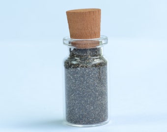 SVART Sand - från Jetis Beach - Centrala Java - Indonesien - Naturlig - självinsamlad - fantastiskt exemplar - mycket unik - glasburk 11,7 g netto
