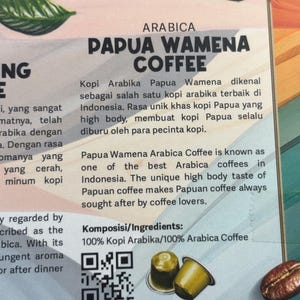Puede incluir: Anuncio de caf&eacute; con el texto "PAPUA WAMENA COFFEE" en negrita. El texto describe el sabor &uacute;nico del caf&eacute; y su origen en Indonesia. Incluye un grano de caf&eacute; y c&aacute;psulas de caf&eacute;.