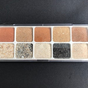 10 DIVERSI CAMPIONI DI SABBIA - Scatola da collezione - unica - dall'Egitto - Libia - Abu Dhabi - Marocco - Indonesia - ca. 11 g ciascuna sabbia naturale