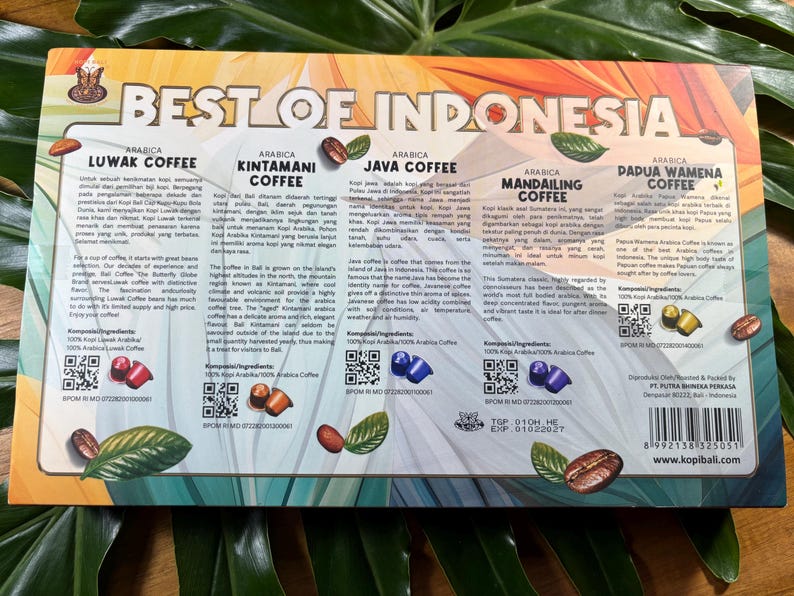 Puede incluir: Una caja colorida con la inscripci&oacute;n "BEST OF INDONESIA" presenta varios tipos de caf&eacute; indonesio: Luwak, Kintamani, Java, Mandailing y Papua Wamena. Cada secci&oacute;n incluye texto, granos de caf&eacute; y c&aacute;psulas.