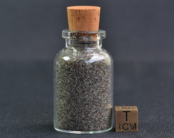 SVART Sand - från Jetis Beach - Centrala Java - Indonesien - Naturlig - självinsamlad - fantastiskt exemplar - mycket unik - glasburk - 24 g