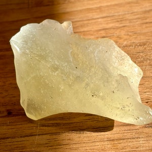 Libyan Desert Glass - individual specimen - amazing natural outside pattern and shape - semi translucent - top quality - 56.8 g