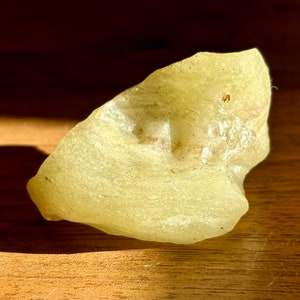 Libyan Desert Glass - individual specimen - amazing natural outside pattern and shape - semi translucent - top quality - 70 g