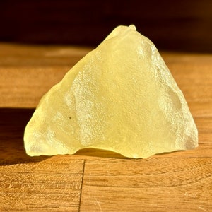 Libyan Desert Glass - individual specimen - amazing natural outside pattern and shape - semi translucent - top quality - 49.7 g