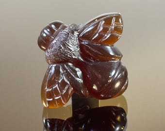 Handgeschnitzte Biene aus blauem Bernstein: Sumatra Indonesien, natürliches Sammlerstück - 5,7 g