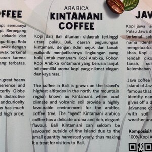 Puede incluir: Primer plano de una tarjeta informativa impresa sobre variedades de caf&eacute; Ar&aacute;bica. La tarjeta presenta texto en varios idiomas, incluyendo "Kintamani Coffee" y "Java Coffee", con un gr&aacute;fico de grano de caf&eacute;.
