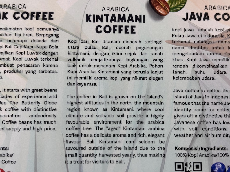Puede incluir: Primer plano de una tarjeta informativa impresa sobre variedades de caf&eacute; Ar&aacute;bica. La tarjeta presenta texto en varios idiomas, incluyendo "Kintamani Coffee" y "Java Coffee", con un gr&aacute;fico de grano de caf&eacute;.