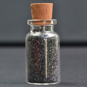 Sabbia nera vulcanica - dal vulcano attivo Monte Bromo - Giava orientale - Indonesia - naturale - nessun trattamento - campione raro - peso netto 14 g