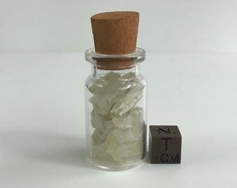 サハラ砂漠の砂をガラス瓶に詰め、リビア砂漠のガラスを添えたもの