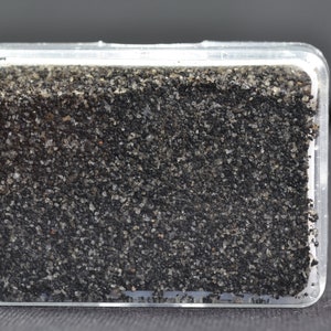 Sabbia nera vulcanica - dal vulcano attivo Monte Bromo - Giava orientale - Indonesia - naturale - nessun trattamento - campione raro - peso netto 31 g