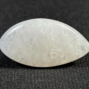 QUARZO BIANCO - minerale di quarzo naturale cabochon - sorprendentemente limpido - raro quarzo bianco - da Giava - Indonesia - tagliato a mano a Giacarta - 2,6 g