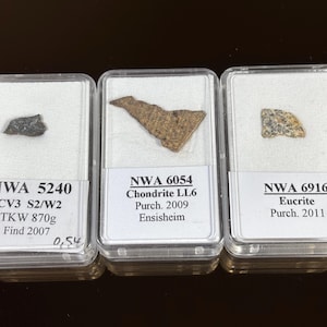 NWA 5240, NWA 6054 och NWA 6916 Meteoriter – Nordvästra Afrika – Sällsynt kondritisk trio – Unik från Spacejewels Schweiz-kollektionen