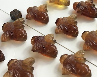 BEE - geschnitzt aus blauem Natur-Bernstein aus Indonesien - Sumatra - handgefertigt - absolut und einzigartig - poliert - unterschiedliche Farben ca. 5gr
