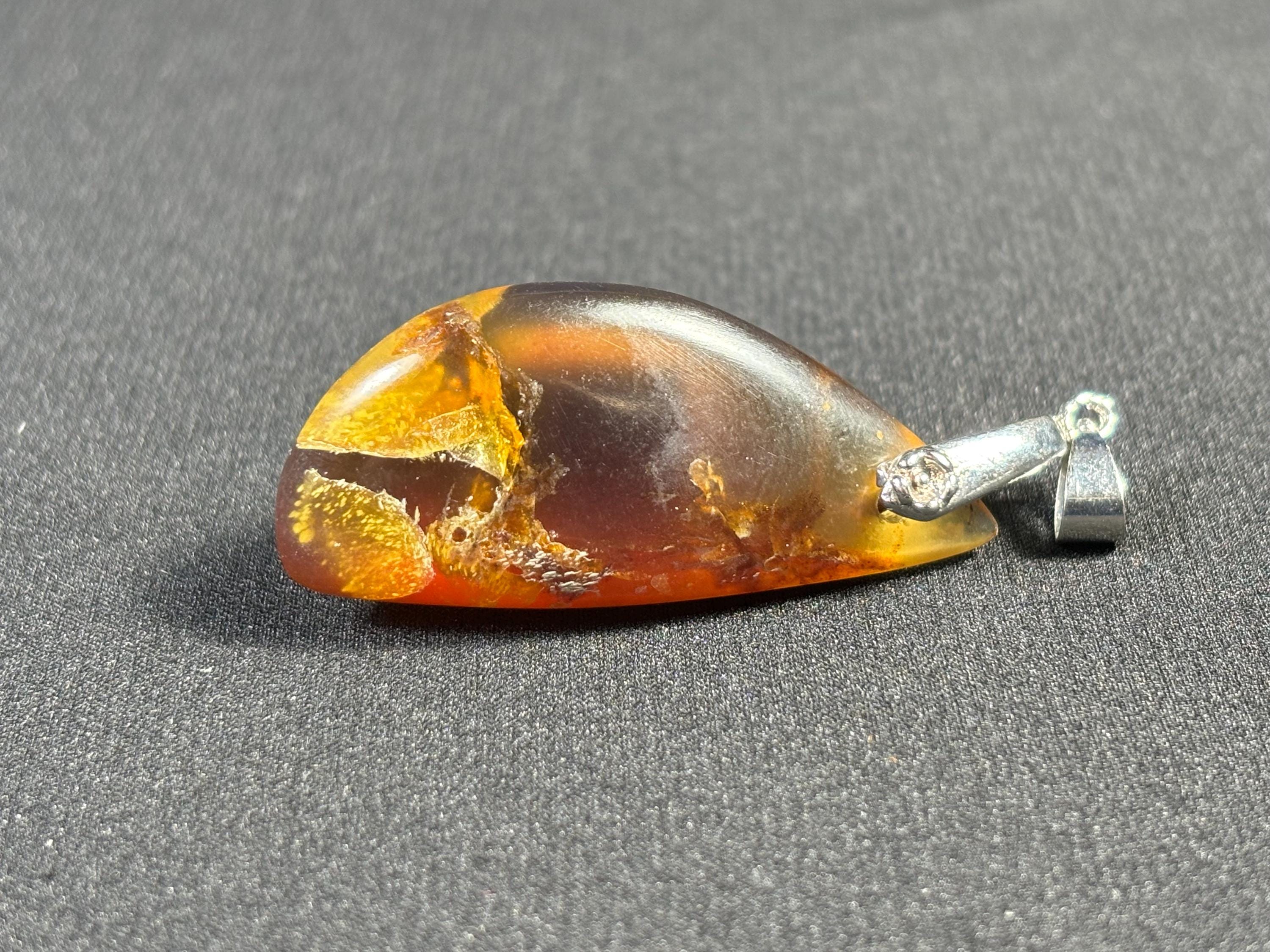 メキシコ　チアパス産の大きめアンバー　紐付き（ペンダント） Chiapas amber - Etsy 日本