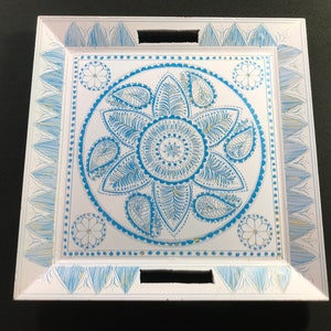 LACQUER ART wooden serving tray or wall decoration - hand made in Pakistan – unique and stylish – carved - natural wood – 400 g - 25.5 cm