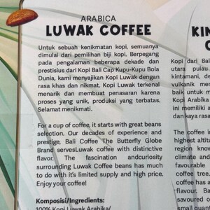 Puede incluir: Primer plano de una etiqueta impresa en blanco y verde con texto sobre el caf&eacute; Luwak y el caf&eacute; Kintamani. La etiqueta incluye las palabras "ARABICA" y "LUWAK COFFEE". El texto describe el origen y el sabor del caf&eacute;.