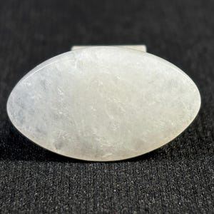 以下が含まれることがあります： 滑らかで質感のある表面を持つ白い楕円形の石