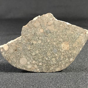NWA 12818 Tranche de météorite : chondrite LL3-5, trouvaille du Maroc (12,44 g)