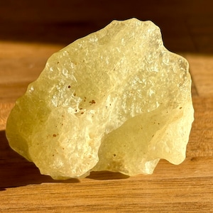 Libyan Desert Glass - individual specimen - amazing natural outside pattern and shape - semi translucent - top quality - 38.2 g