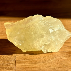 Libyan Desert Glass - individual specimen - amazing natural outside pattern and shape - semi translucent - top quality - 50 g