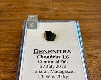 Meteorite BENENITRA - Chondrite L6 - confirmed fall July 2018 - fell in Madagascar - TKW 20 kg - amazing crusted individual - 2.08 g