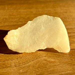 Libyan Desert Glass - individual specimen - amazing natural outside pattern and shape - semi translucent - top quality - 8.88 g