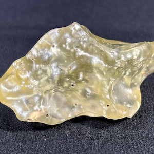 LIBYAN Desert Glass - amazing specimen - individual - Top GEM AAA museum quality - completely translucent - natural outside texture - 32.9 g