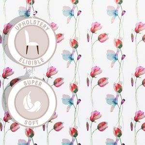 Pode incluir: Tecido branco com um padr&atilde;o repetido de flores rosa, vermelho e azul em aquarela. O tecido &eacute; etiquetado como "Upholstery Eligible" e "Super Soft".