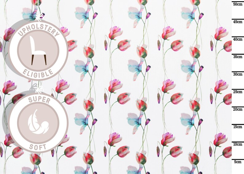 Pode incluir: Tecido branco com um padr&atilde;o repetido de flores rosa, vermelho e azul em aquarela. O tecido &eacute; etiquetado como "Upholstery Eligible" e "Super Soft".