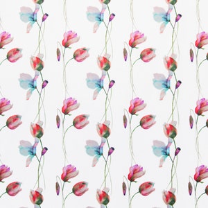 Pode incluir: Um padr&atilde;o sem costura com ilustra&ccedil;&otilde;es de aquarela de flores rosa, vermelhas e azuis com caules verdes sobre um fundo branco.