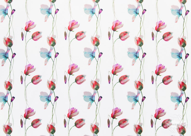 Pode incluir: Um padr&atilde;o sem costura com ilustra&ccedil;&otilde;es de aquarela de flores rosa, vermelhas e azuis com caules verdes sobre um fundo branco.