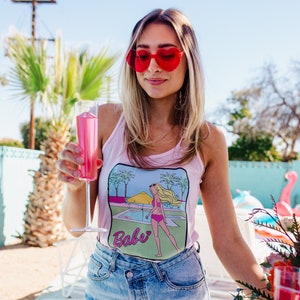 Tanques de despedida de soltera. Escena de dibujos animados de Bride Babe. Diseño de muñeca Retro Malibu. Vamos de fiesta despedida de soltera. Flowy Racerback Estilo Tanque. Gat