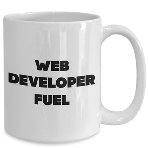 Peut inclure: Une tasse à café en céramique blanche avec du texte noir qui dit "WEB DEVELOPER FUEL".