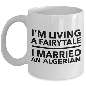 Peut inclure: Une tasse à café en céramique blanche avec du texte noir qui dit "Je vis un conte de fées, j'ai épousé un Algérien".