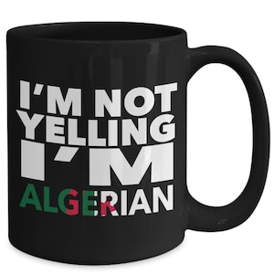 Peut inclure: Mug en céramique noire avec l'inscription blanche "I'M NOT YELLING I'M ALGERIAN". Le mot "ALGERIAN" reprend les couleurs du drapeau algérien. La tasse a une grande anse et convient aux boissons chaudes ou froides.