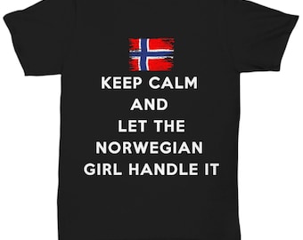 Może przedstawiać: Czarny T-shirt z białym nadrukiem przedstawiającym flagę Norwegii i tekst "Keep Calm and Let the Norwegian Girl Handle It."