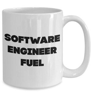 Peut inclure: Une tasse à café en céramique blanche avec du texte noir qui dit "SOFTWARE ENGINEER FUEL".